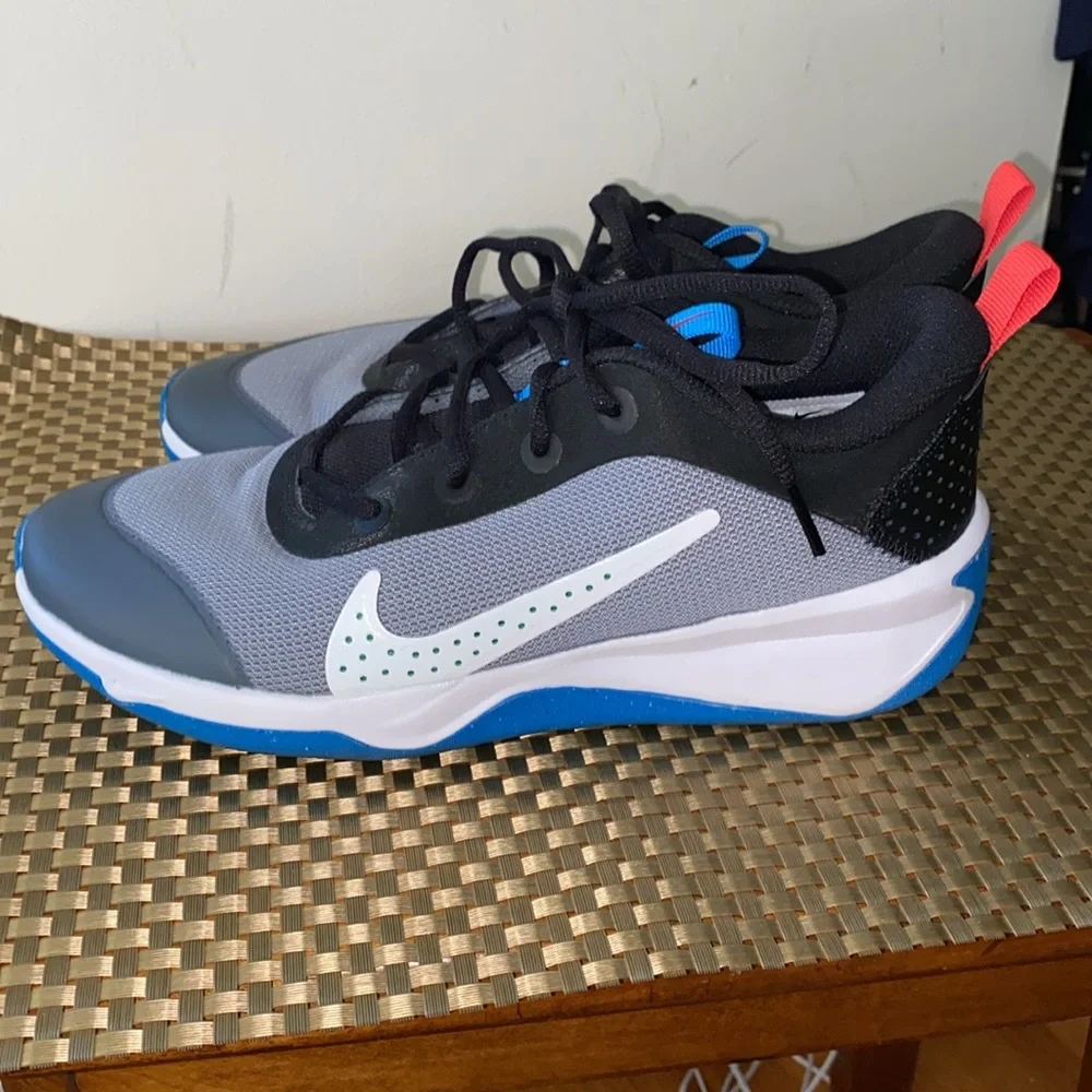NIKE OMNI-MULTI-COURT in cool grey/photo blue-black SIZE 6.5Y - Picture 4 of 6